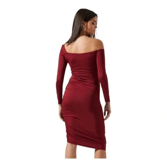 ASTR WINNETKA LONG SLEEVE OFF SHOULDER MINI DRESS - Picture 2 of 9